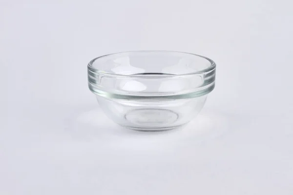Transparente leere Glasschale vorhanden. Isoliert auf weißem Hintergrund. — Stockfoto