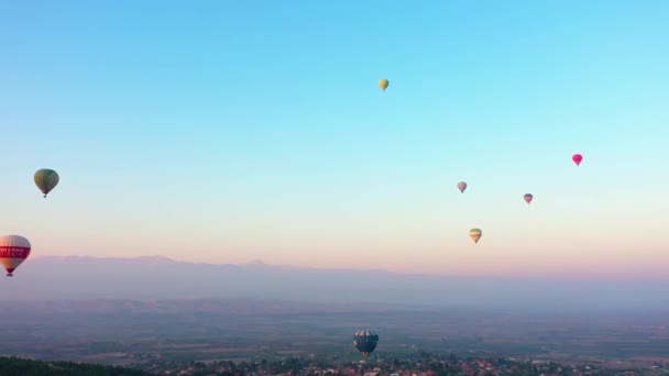 Coloridos globos de aire caliente volando en el cielo matutino. — Vídeos de Stock