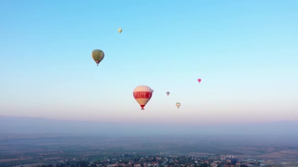 Pamukkale travertin teraslarının havadan panoramik görüntüsü. — Stok video