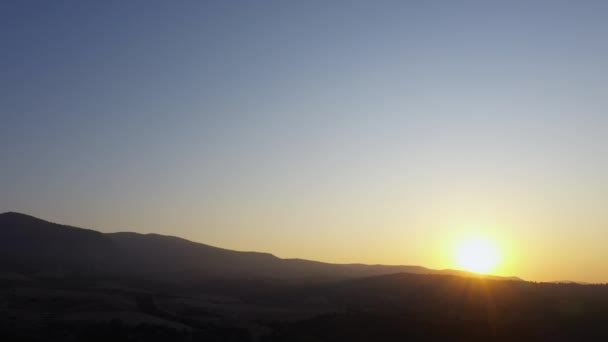 Vista aérea panorâmica das montanhas durante o nascer do sol da manhã. — Vídeo de Stock