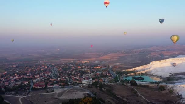 Hot Air ballong rida i Pamukkale, Turkiet. Flygfoto panoramautsikt. — Stockvideo