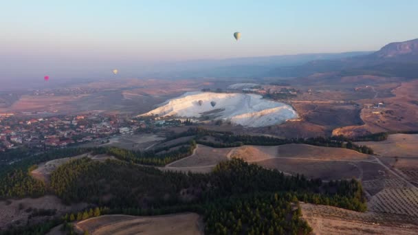 Pamukkale táj kilátás a drónról. Hőlégballonok repülnek a reggeli égbolton. — Stock videók