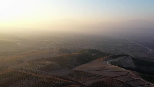 Vista aérea del dron de la mañana brumosa sobre el valle de la montaña. — Vídeos de Stock