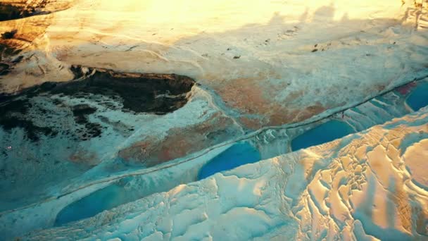 Flygfoto över terrasserade pooler rika med mineralvatten. — Stockvideo