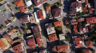 Şehrin banliyösündeki evlerin havadan görünüşü. Evler, sokaklar ve arabalar.