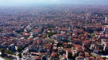Şehir otoyolu kavşağının ve şehir binalarının havadan görüntüsü.