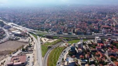 Şehir merkezinin ve otoyol kavşağının hava görüntüsü.