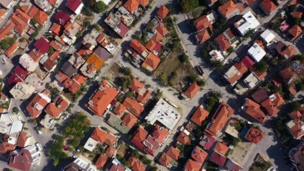 Vista aérea de drones de edifícios da cidade com telhados vermelhos. — Vídeo de Stock