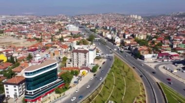 Avrupa kentinde otoyol kavşağı ve modern binaların havadan görüşü.