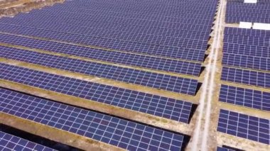 Güneş enerjisi istasyonundaki fotovoltaik güneş pilleri.