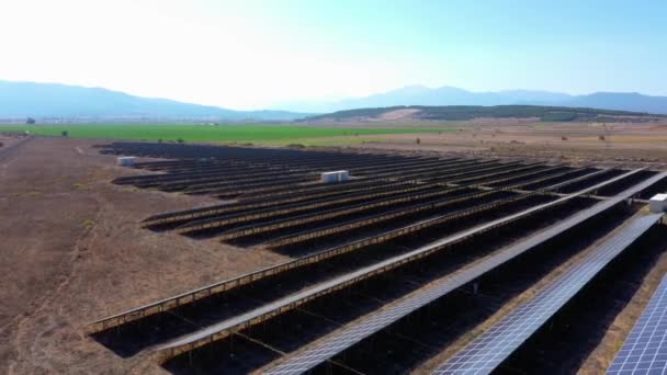 Solarzellen-Farm. Alternative Stromquelle. — Stockvideo