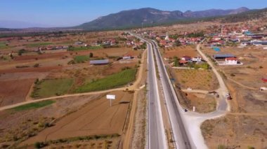 Resimli kırsal manzaralı, evler ve kır yolu manzaralı..