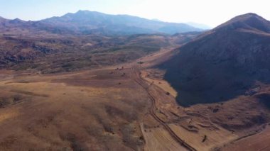 Yaz günü tepeleri yuvarlanan bir manzara. Yukarıdan hava görünümü.