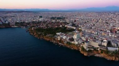 Akdeniz ve tatil köyünün hava panoramik manzarası.