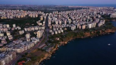 Günbatımında güzel Akdeniz şehri, hava manzarası.