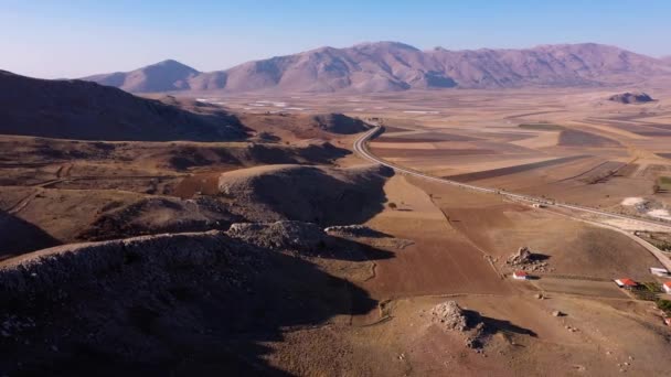 Dağ vadisi manzaralı kır yolu manzaralı.. — Stok video