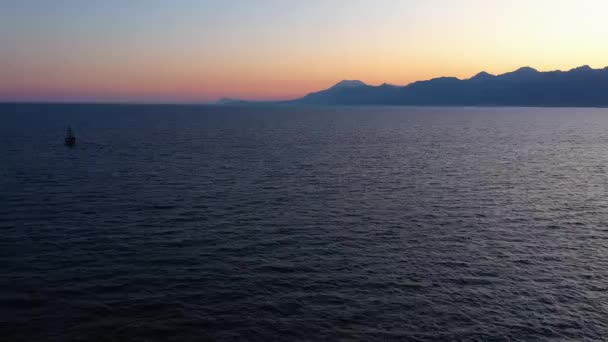 Abends Sonnenuntergang malerischer Blick über Meer und Berge. — Stockvideo