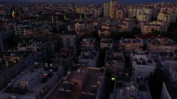Paisagem urbana ao pôr do sol. Vista panorâmica aérea de edifícios da cidade de arranha-céus. — Vídeo de Stock