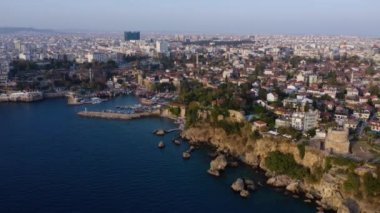 Akdeniz kıyısındaki tatil köyünün manzarası.