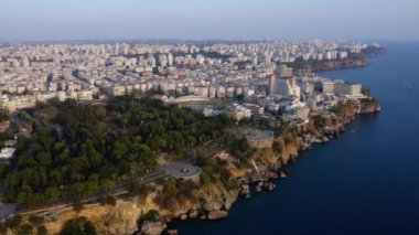 Sahilde binalar var..