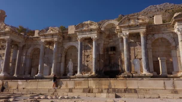 Centrumbiblioteket i den antika staden Efesos, Turkiet. — Stockvideo