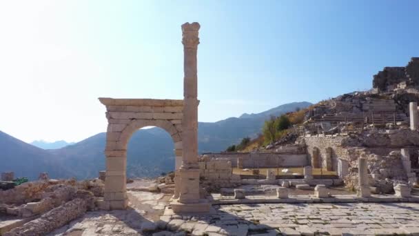 Archäologische Ruinen einer antiken Stadt an einem Sommertag. — Stockvideo