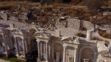 Eski bir binanın yıkıntılarının en üst görüntüsü.