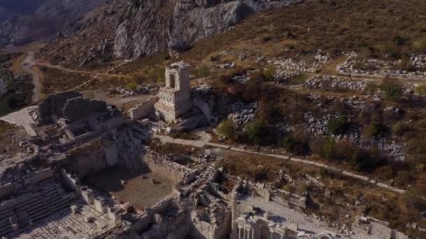 Bovenaanzicht op ruïnes van een oude stad. — Stockvideo