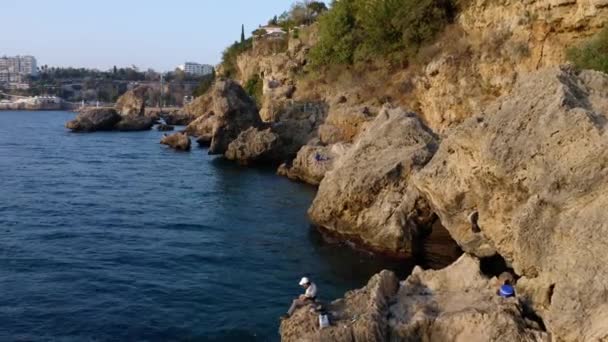 Pohled na skalnaté pobřeží a moře. — Stock video