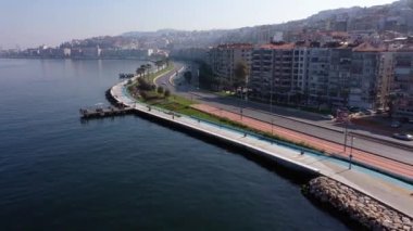 Yüksek binalar ve metropol ulaşımı. Modern şehrin seti..