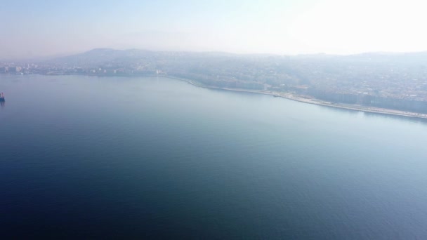 早上空中无人驾驶飞机俯瞰大海和大都市的建筑物. — 图库视频影像