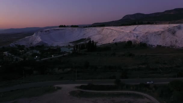 Letecký panoramatický výhled na travertinové terasy Pamukkale. Krajina parku Pamukkale. — Stock video