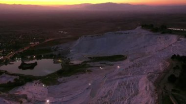 Travertine terasları ve Pamukkale şehri gece ışıklarıyla aydınlatılıyor..