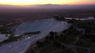 Şehrin, dağların ve mineral havuzlarının insansız hava aracı görüntüsü.