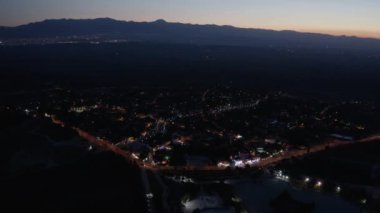 Gecenin panoramik manzarası kasabayı ve kaplıcaları aydınlattı.