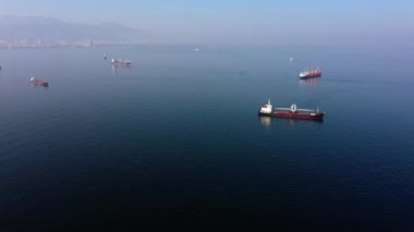 Sakin deniz suyunda ticari kargo gemileri.