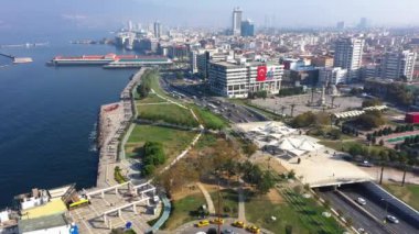 İzmir şehir merkezinin hava aracı görüntüsü, Türkiye.