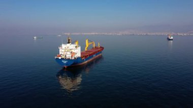 Kargo gemisi sakin denizde hareket ediyor..