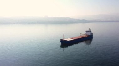 Sabah manzarası olan boş bir kargo gemisi..