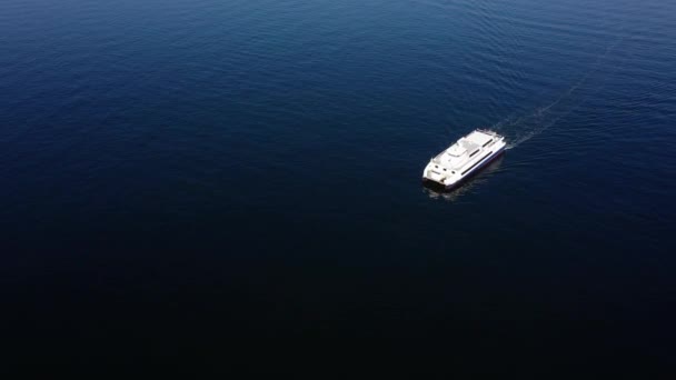 Luftaufnahme eines weißen Bootes, das auf Meerwasser segelt. — Stockvideo