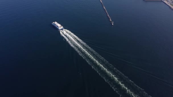 Vista aérea de yates modernos navegando en aguas azules. — Vídeos de Stock
