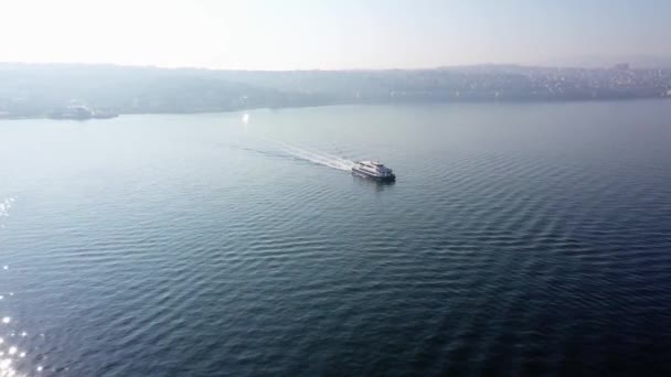Vue aérienne du yacht naviguant sur mer. — Video