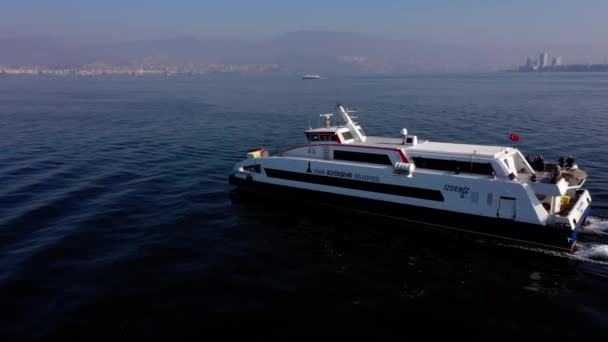 Luftaufnahme einer Jacht, die im Meer segelt. Moderne Küstenstadt im Hintergrund. — Stockvideo