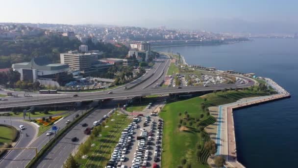 Vista aérea del dron de la intersección de carreteras de la ciudad costera. — Vídeos de Stock