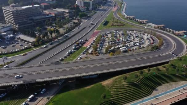 Drone widok samochodów jadących na skrzyżowaniu dróg w metropolii. — Wideo stockowe
