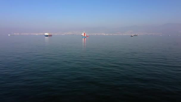 Barcos de carga navegando en el mar. — Vídeo de stock