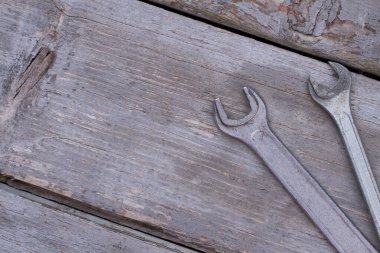 Eski tahtalardaki anahtarlar.