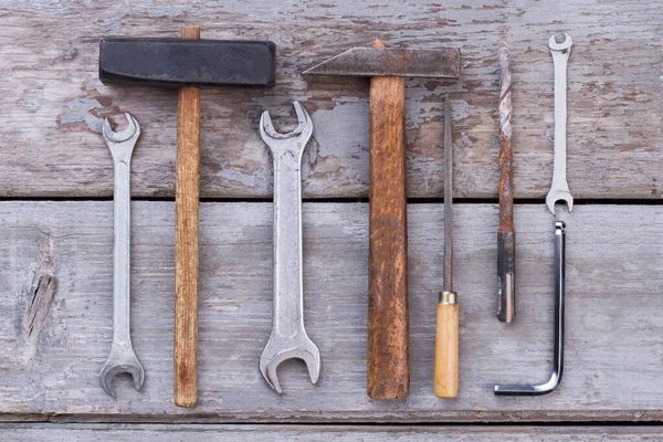 Conjunto de herramientas de construcción antiguas sobre fondo de madera. — Foto de Stock