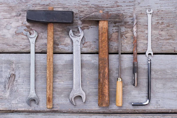 Set alter Bauwerkzeuge auf Holzgrund. — Stockfoto