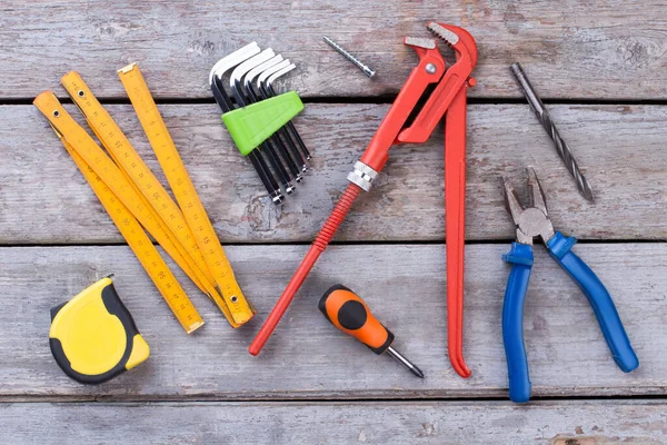 Bouwgereedschap op rustieke houten ondergrond. — Stockfoto